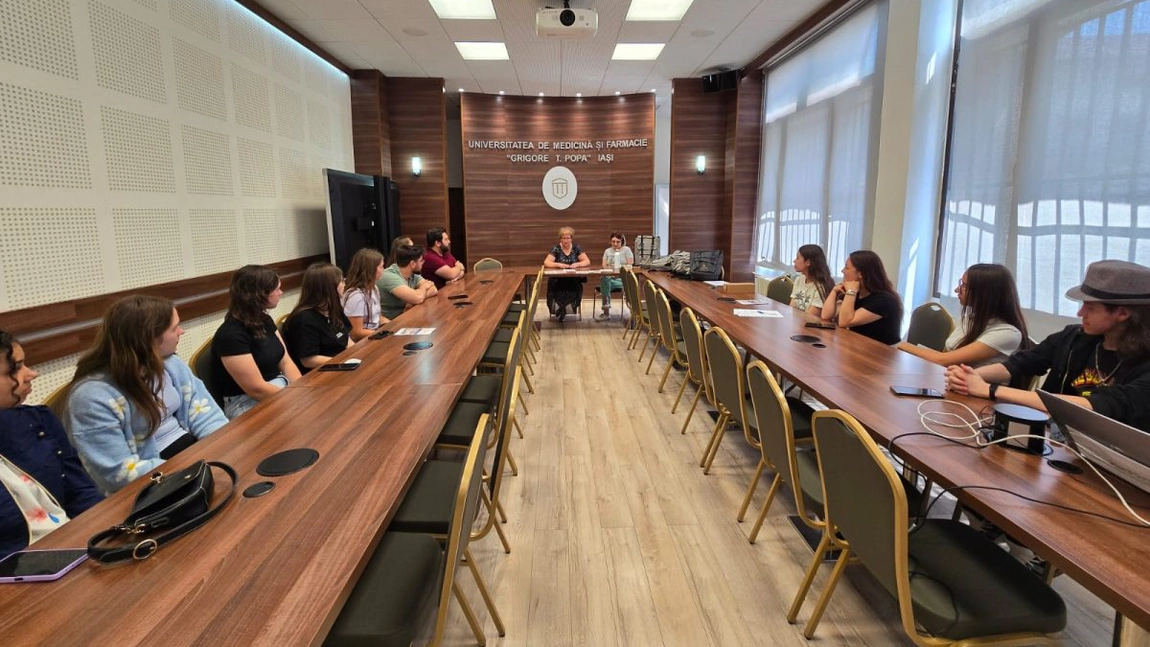 Zece elevi din licee defavorizate descoperă viața de student la UMF Iași, prin proiectul EchiMedIS2025