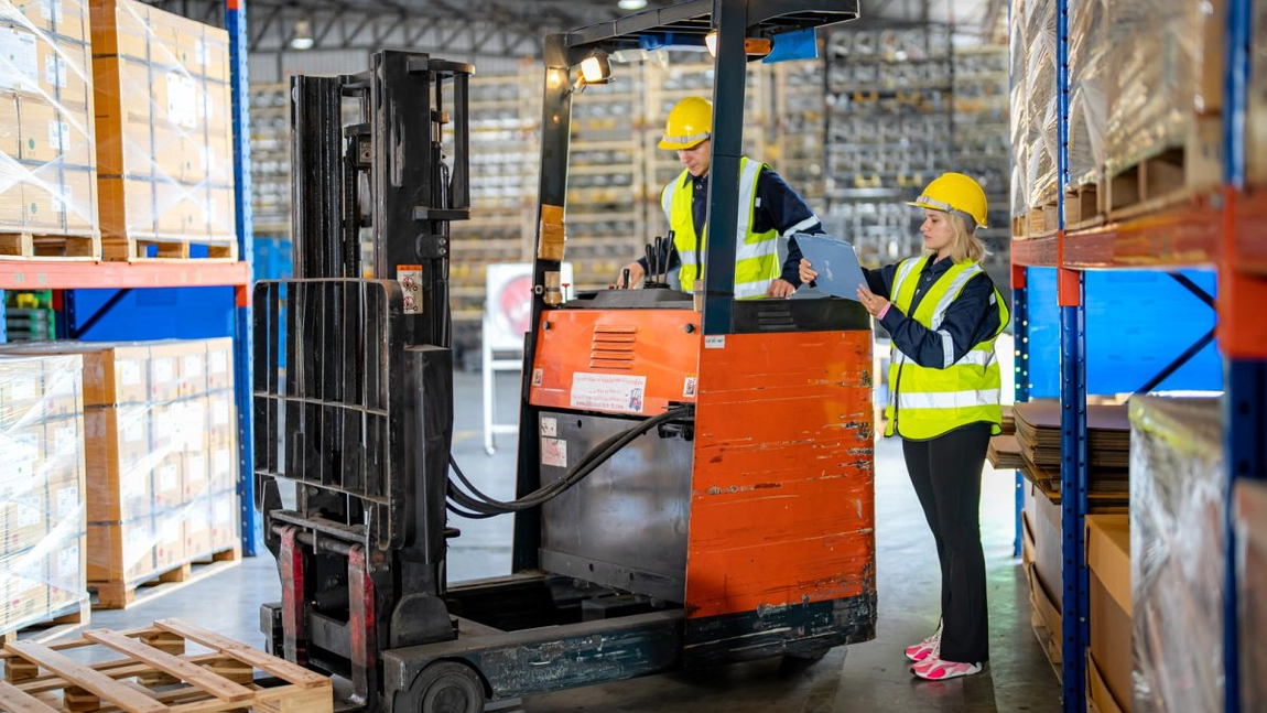 Stivuitorul electric – soluția sustenabilă pentru depozite moderne