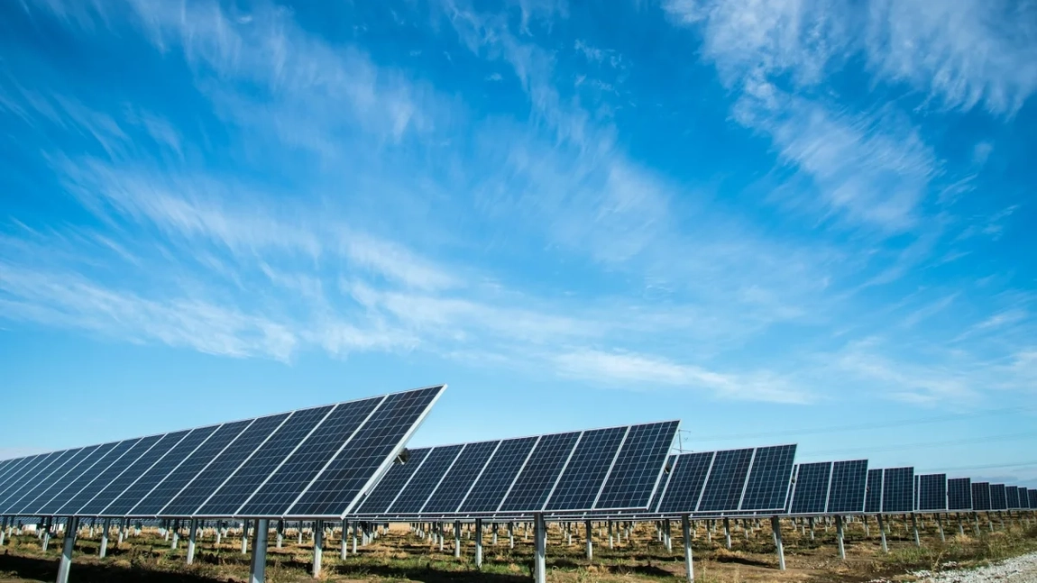 Cum te ajută sistemele solare industriale să reduci costurile și să crești eficiența