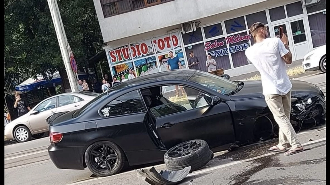 Accident rutier în Tătărași. Două autoturisme au intrat în coliziune