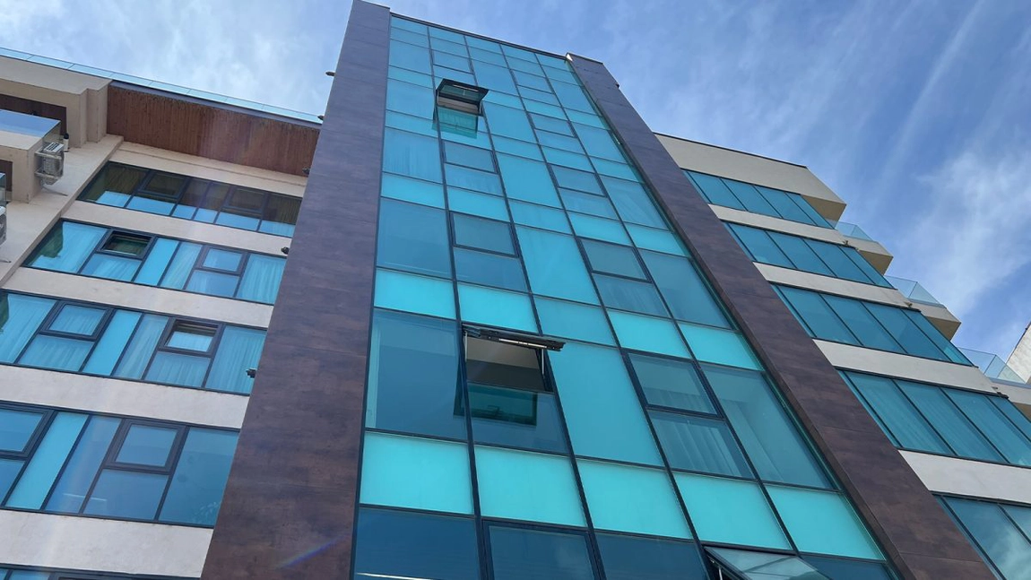 O tânără de 25 de ani a căzut de la etajul unui bloc din Podu Roș în chiloți. Explicație halucinantă, dată chiar de ea, după ce și-a revenit pe beton, în parcare