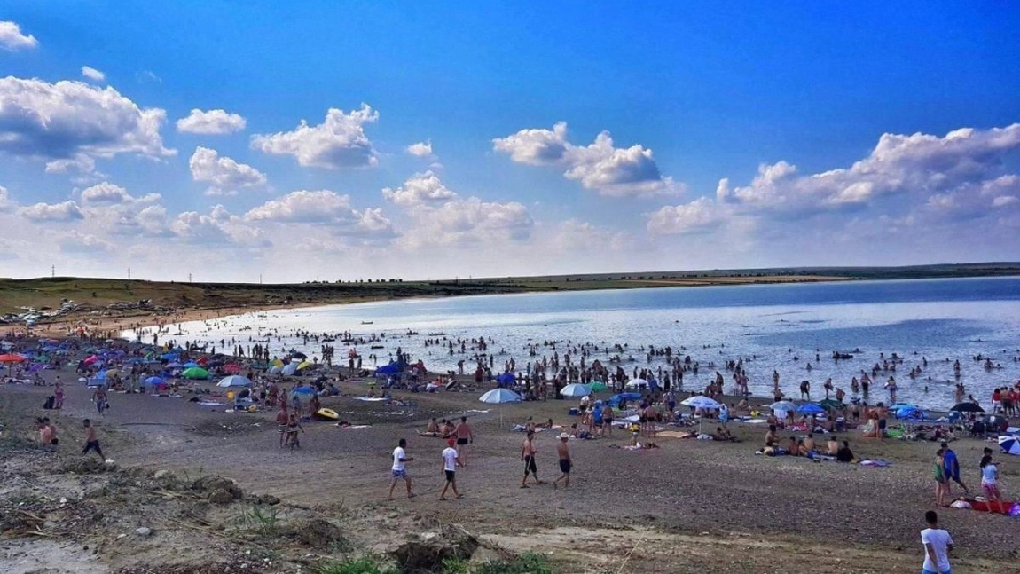 Fără aglomerație, fără șezlonguri scumpe! Plaja sălbatică din Moldova care face senzație