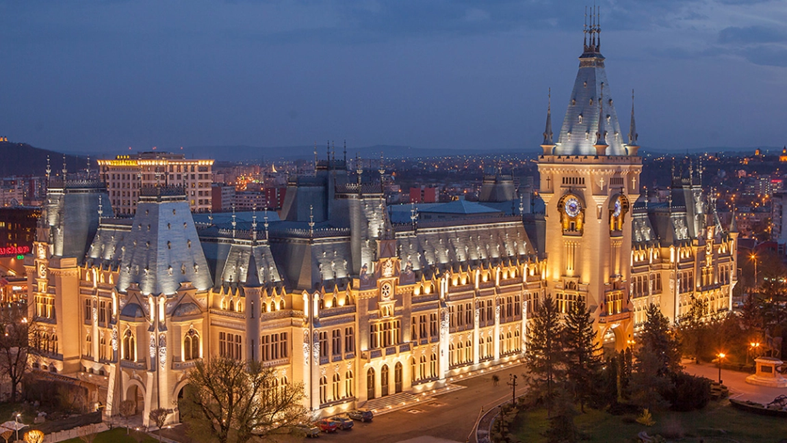 Poziționat în Top 3 Cele Mai Frumoase Clădiri de Vizitat Noaptea, Mai Impresionant Decât Versailles-ul