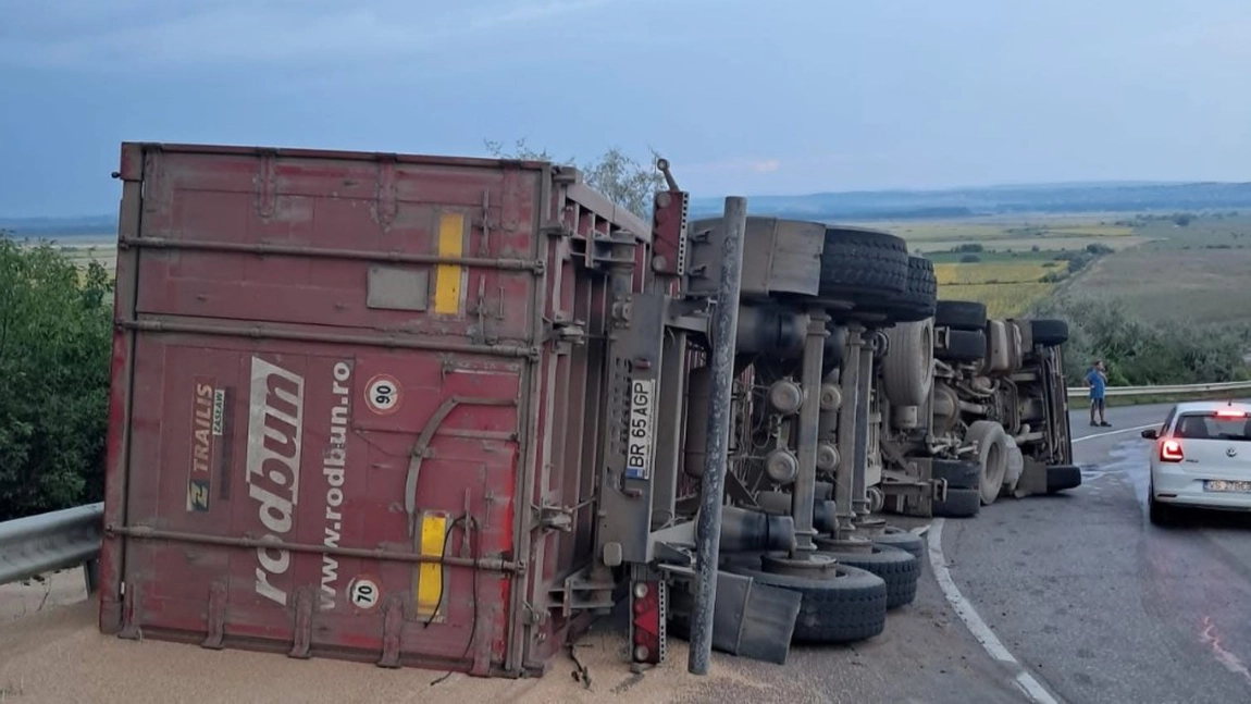 Accident rutier în județul Iași! Un autotren s-a răsturnat - UPDATE