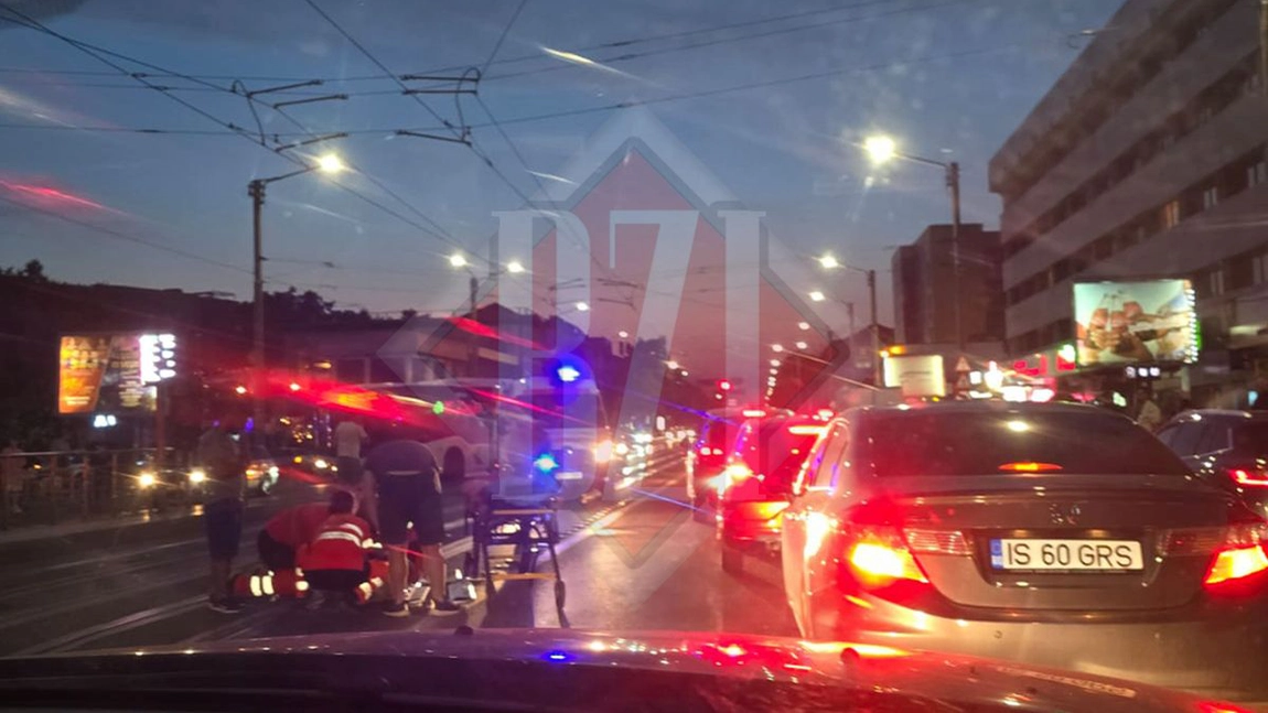 Accident rutier în Tudor Vladimirescu. Un bărbat s-a aruncat intenționat în fața unei motociclete. Ambele persoane au ajuns la spital