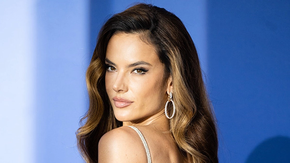 Alessandra Ambrosio uimește într-un corset de piele. Ședința foto incendiară