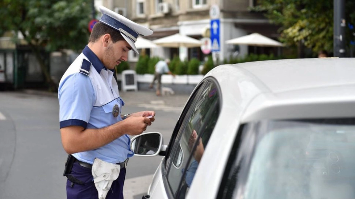 Un simplu gest de 100 de lei l-a costat scump! Ce nu trebuie să faci dacă te oprește Poliția