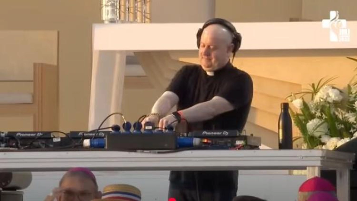 Un preot DJ a mixat muzică electronică la un festival din Cluj