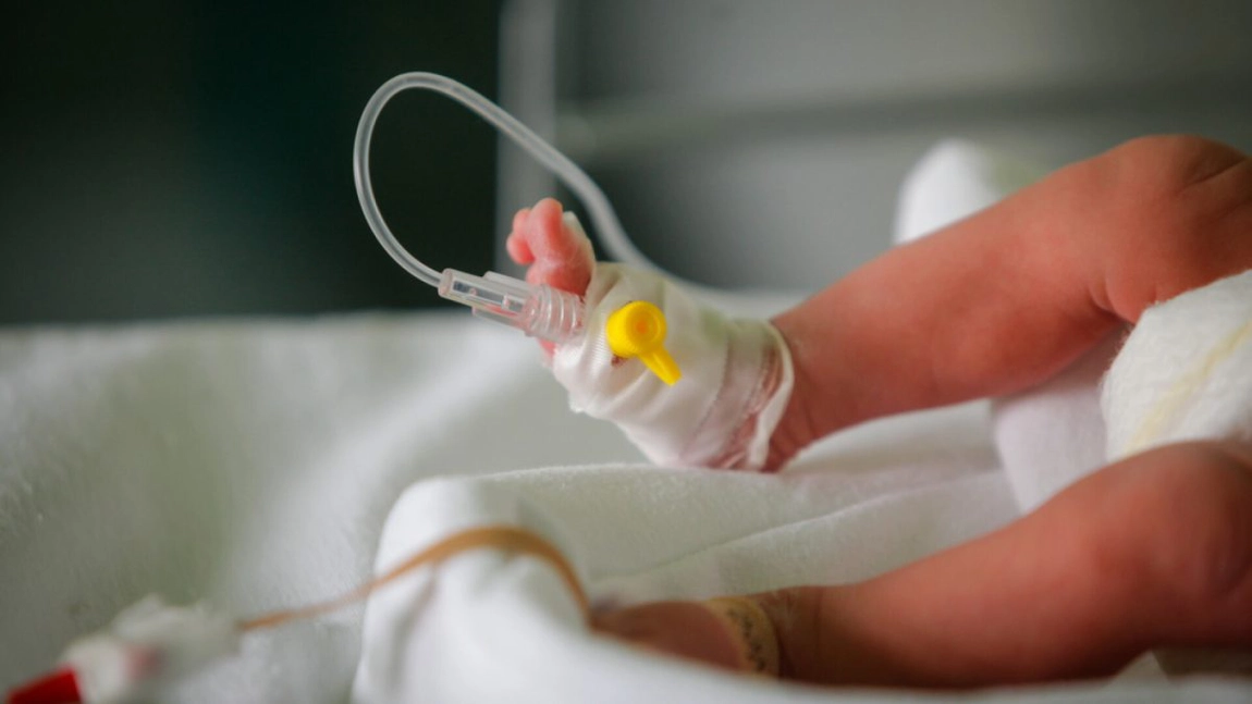 Bebeluș de nici 2 ani, cu arsuri grave pe aproape jumătate din corp, transportat de urgență la Iași. Care este starea acestuia