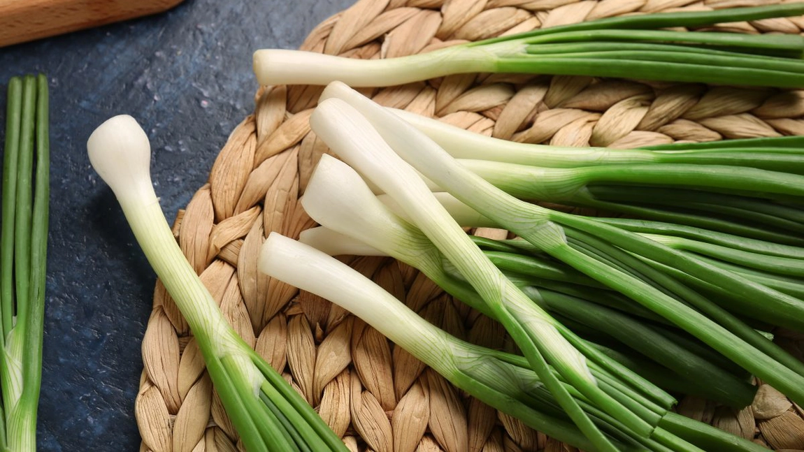 Ce beneficii uimitoare are ceapa verde? Iată de ce ar trebui să o consumi mai des!