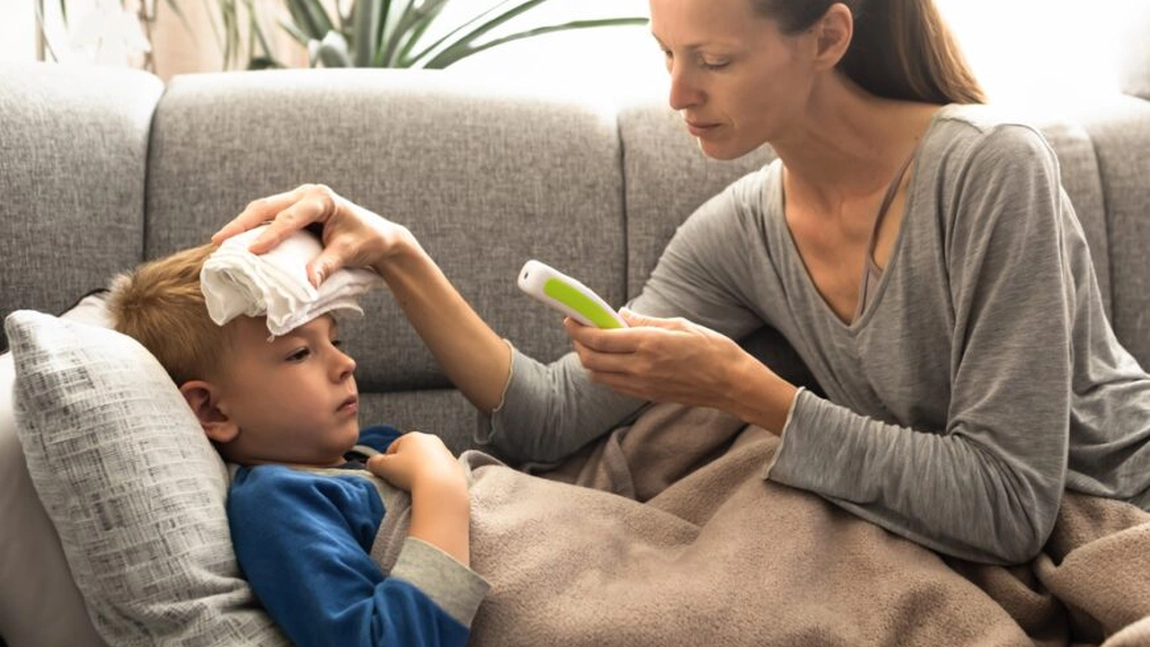 Concediul medical pentru îngrijirea copilului răcit – Iată în ce condiții se acordă și pentru cât timp