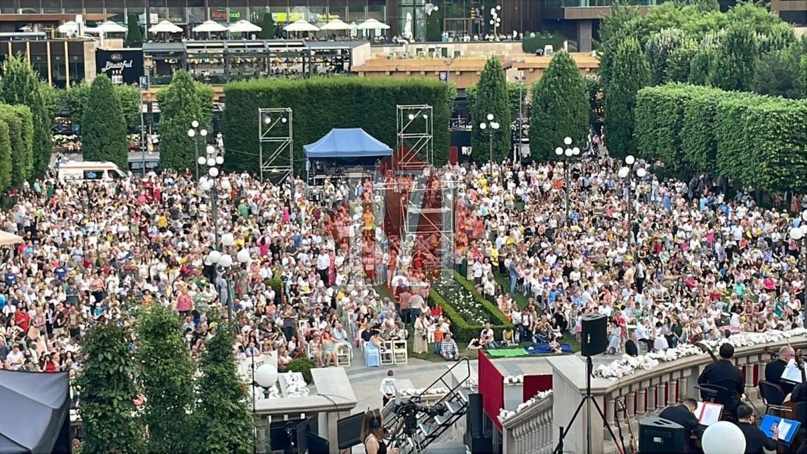 Concertul „Trei Tenori Ieșeni” a început în parcul Palas! Mii de oameni s-au adunat pentru spectacol