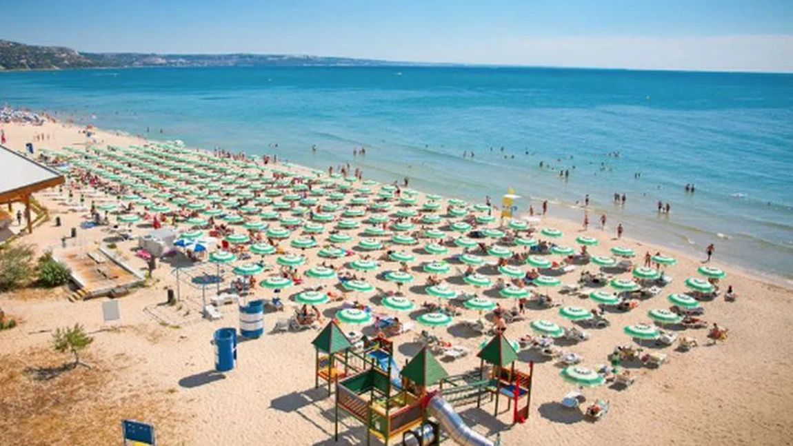 Cât costă închirierea unui șezlong în stațiunea Nisipurile de Aur din Bulgaria! E cu mult mai ieftin în România