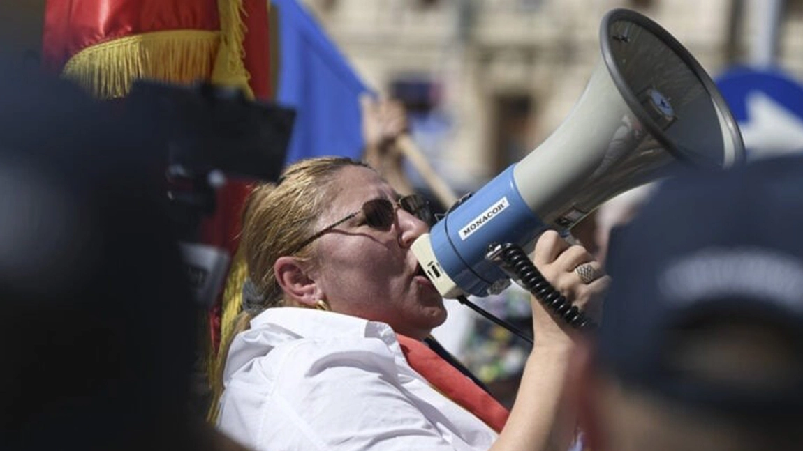 Diana Șoșoacă ia apărarea fermierilor din Lungulețu și cere asedierea sediilor Apa Nova și Apele Române: 