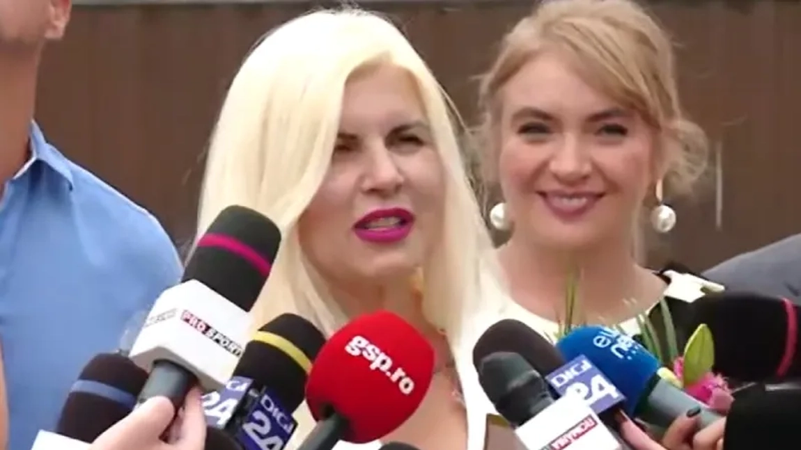 Imagini de la poarta penitenciarului! Cine a venit cu flori pentru Elena Udrea