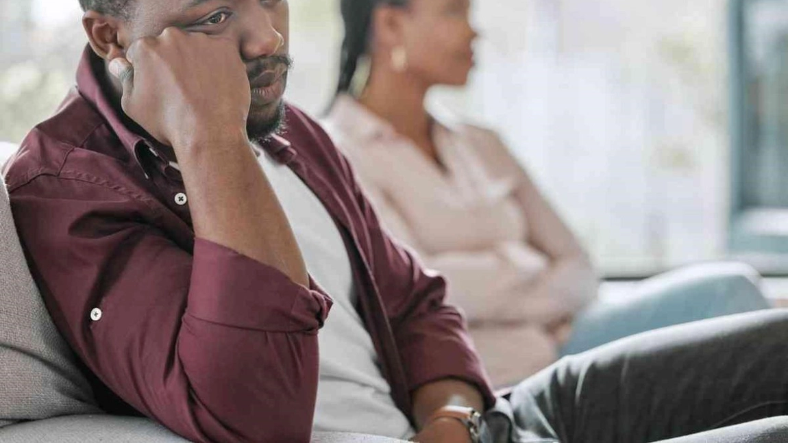 Comunicarea pasiv-agresivă e o nouă formă de manipulare. Iată cum să o identifici să îi faci față