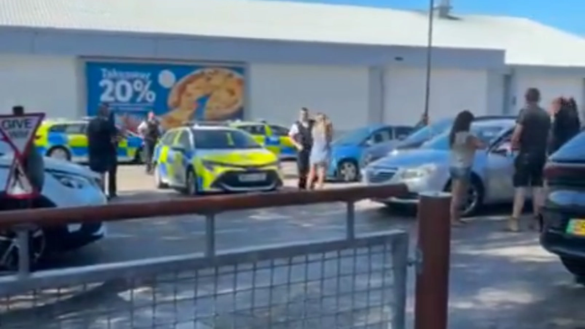 Scandal de proporții la McDonald’s! Bătăi și țipete în plină stradă. Totul a fost filmat 