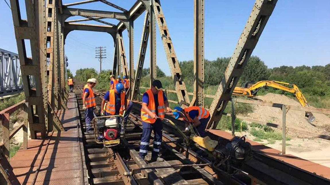 Ministerul Transporturilor expropriază terenuri și podețe pentru lucrări la calea ferată