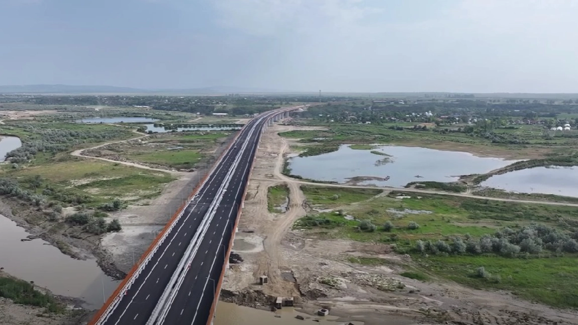 Un tronson din Autostrada Moldovei (A7) va fi deschis complet traficului. Cum arată unul dintre cele mai lungi poduri din țară