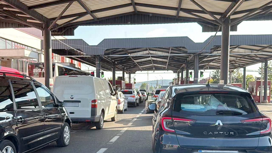 Un bărbat cu dublă cetățenie a fost prins fără permis la volan, la ieșirea din țară. Acum este cercetat penal