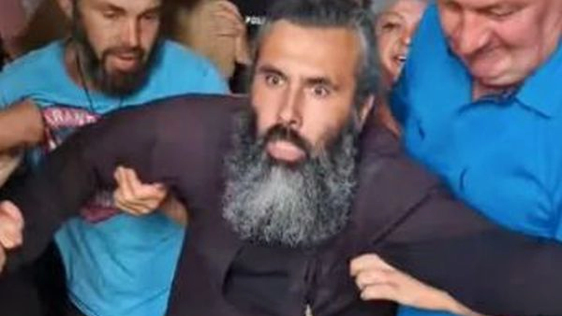 Scene halucinante într-o biserică! Un preot a fost agresat și scos cu forța din lăcașul de cult! - FOTO / VIDEO
