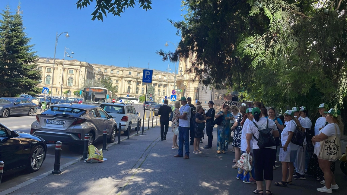 Revoltă în fața Ministerului Muncii! Asistenții sociali acuză: „Ne batjocoriți munca și viețile oamenilor”