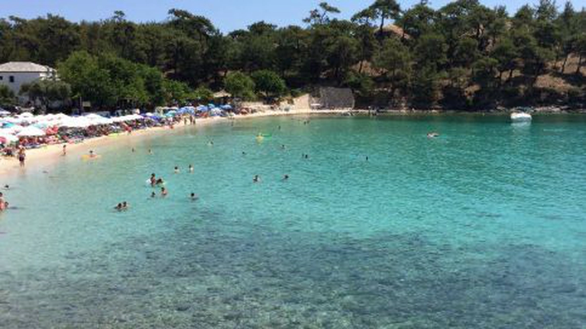 Cât a fost pus să plătească un turist pentru un șezlong și o umbrelă în Thassos: „Am refuzat să plătim această sumă!“