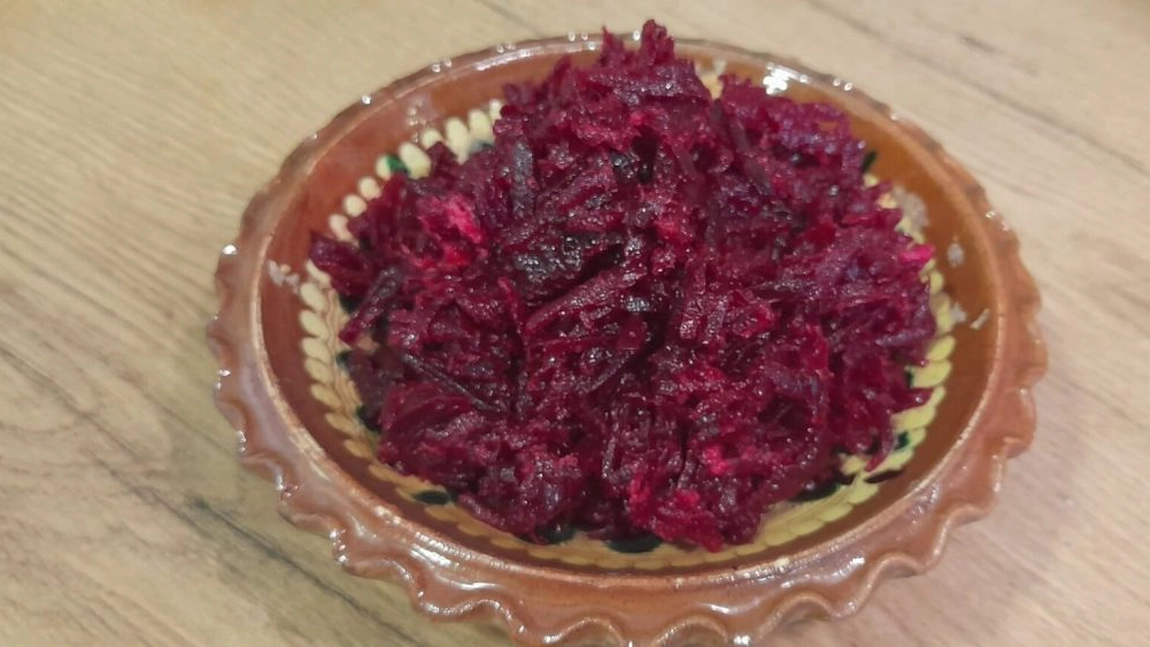 Salată de sfeclă roșie crudă la borcan – Rețetă simplă, delicioasă și foarte sănătoasă