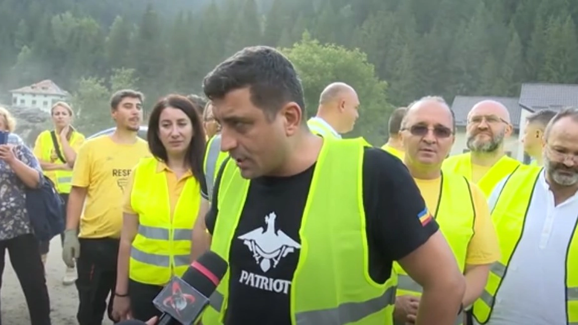 În mijlocul dezastrului, George Simion le întinde o mână sinistraților din Broșteni: „Asta înseamnă solidaritate românească”