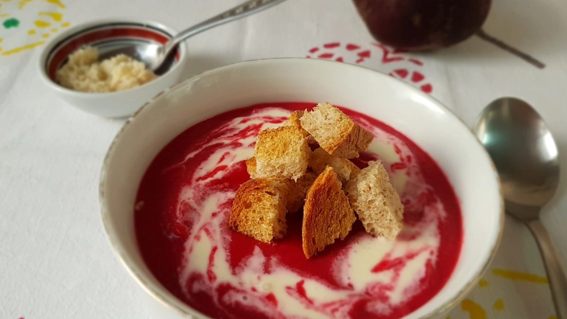 Supă cremă de sfeclă roșie – Culoare, gust și sănătate într-un singur preparat