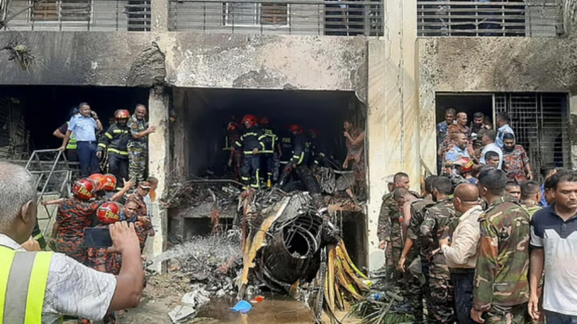 Un avion de antrenament s-a prăbușit într-o grădiniță! Vezi primele imagini și declarații șocante