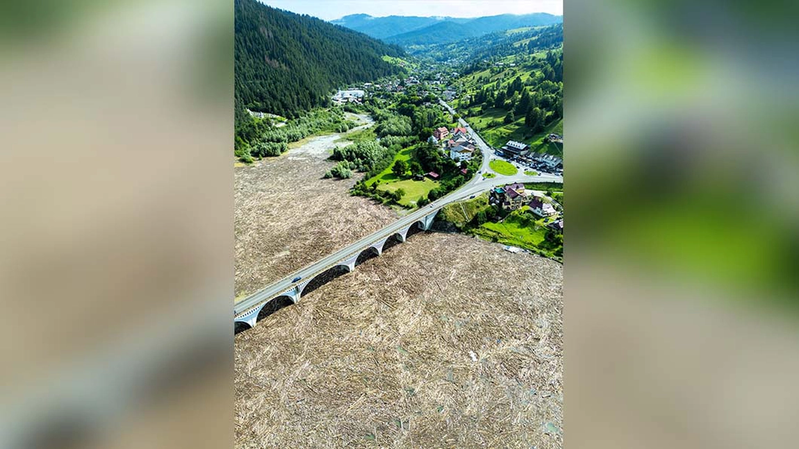 Dezastru ecologic pe lacul Izvorul Muntelui în urma inundaţiilor! Viaductul de la Poiana Largului, blocat de o mare de lemne și resturi