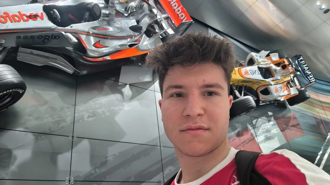 Student român, pasionat de Formula 1, admis la Oxford Brookes, caută finanțare pentru a-și împlini visul academic și profesional.