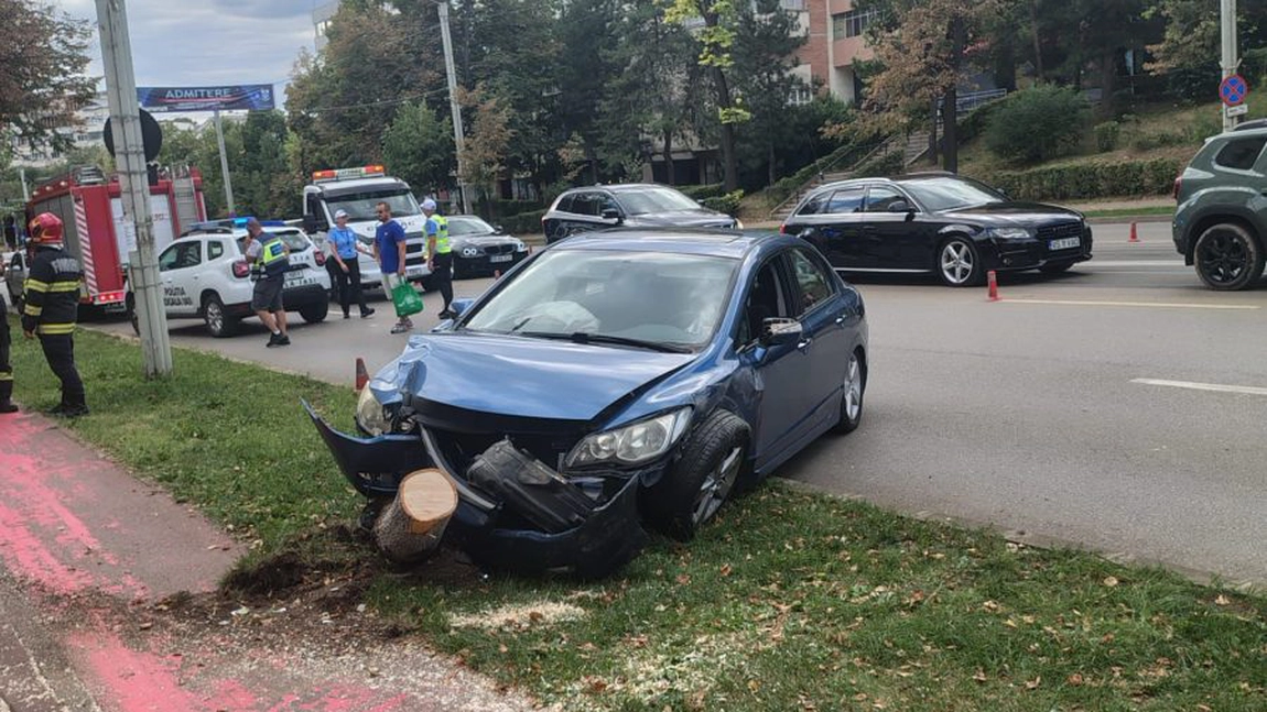 Accident rutier în Iași. Două autoturisme au intrat în coliziune
