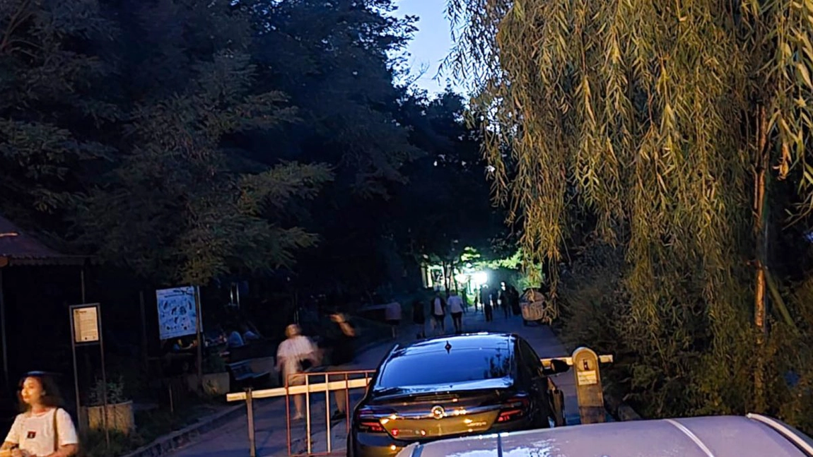 Iluminatul public de la Ciric nu funcționează de săptămâni întregi. Oamenii merg prin beznă: „Poate oricine să-ți dea cu ceva în cap”