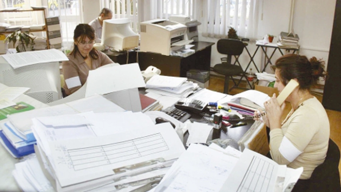 Tăiere masivă în administrație! 40.000 de bugetari, pe lista neagră. Cine scapă și cine pleacă acasă