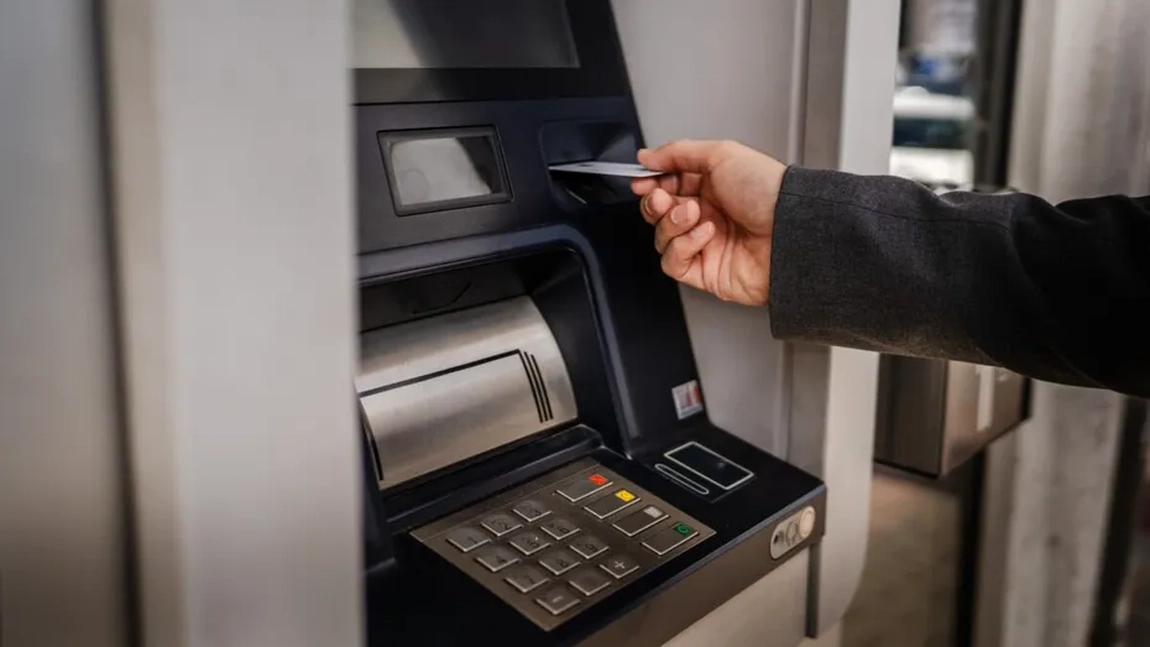 O bancă renumită își ia adio de la România! Cum se vor gestiona banii și conturile clienților după fuziunea din 31 octombrie 2025.