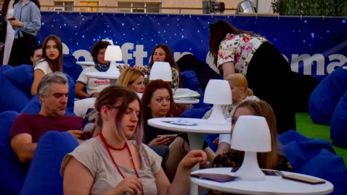 Ultimele seri de vară se văd de pe acoperiș! Rooftop Cinema revine la Iași cu filme de neratat