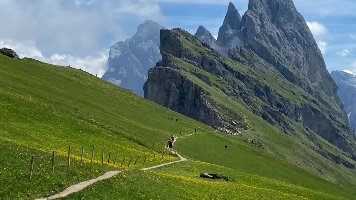 Accesul în natură nu mai e gratuit! Terenurile din Dolomiți devin cu plată din cauza turiștilor