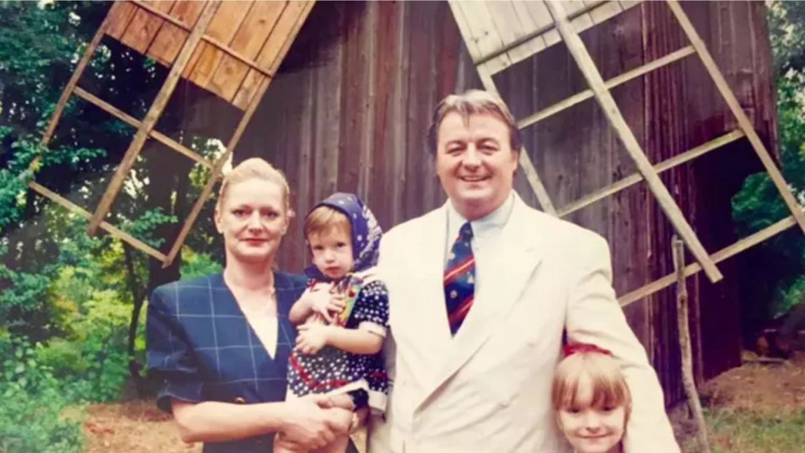 Ultimele imagini cu fiicele lui Corneliu Vadim Tudor. Mama lor încă nu a renunțat la doliu, la aproape 10 ani de la moartea „Tribunului”