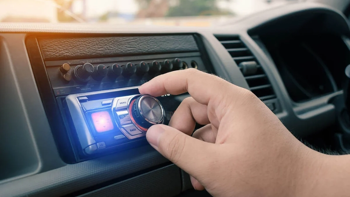 Gestul care devine interzis în propria mașină! Ce riscă șoferii care dau muzica la maximum în autoturism! 