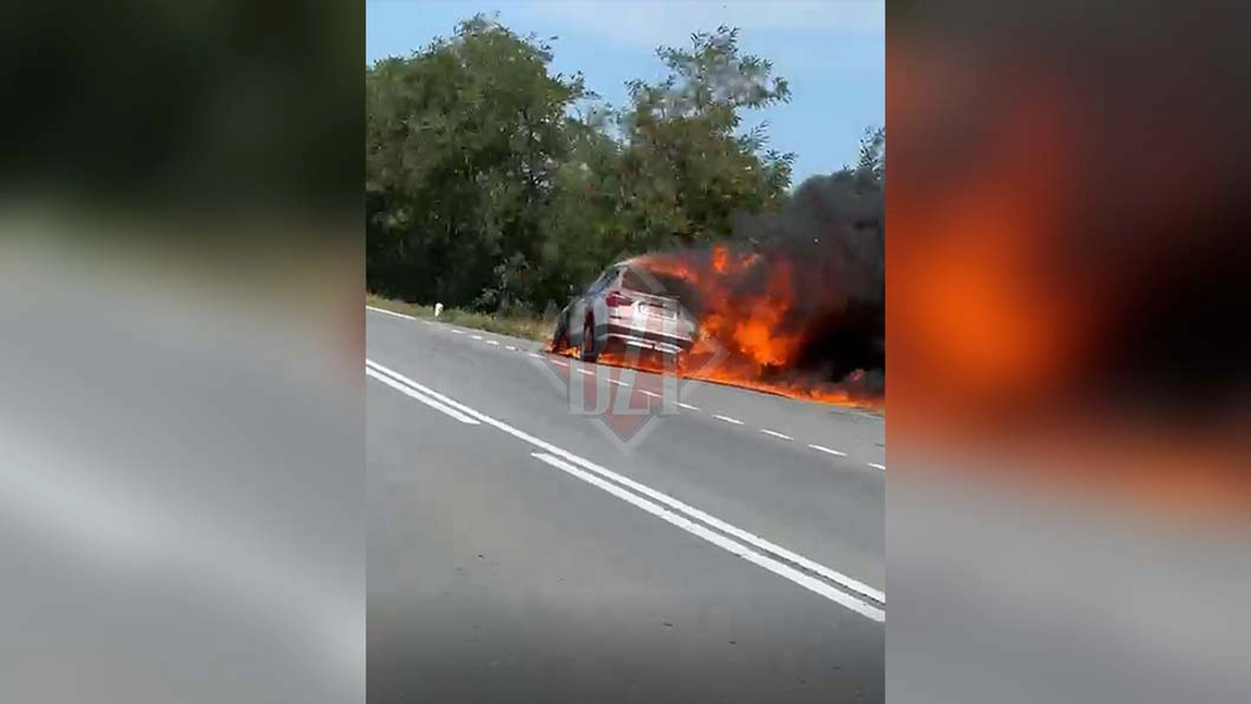 Incendiu în comuna Costești. Un BMW a fost cuprins de flăcări