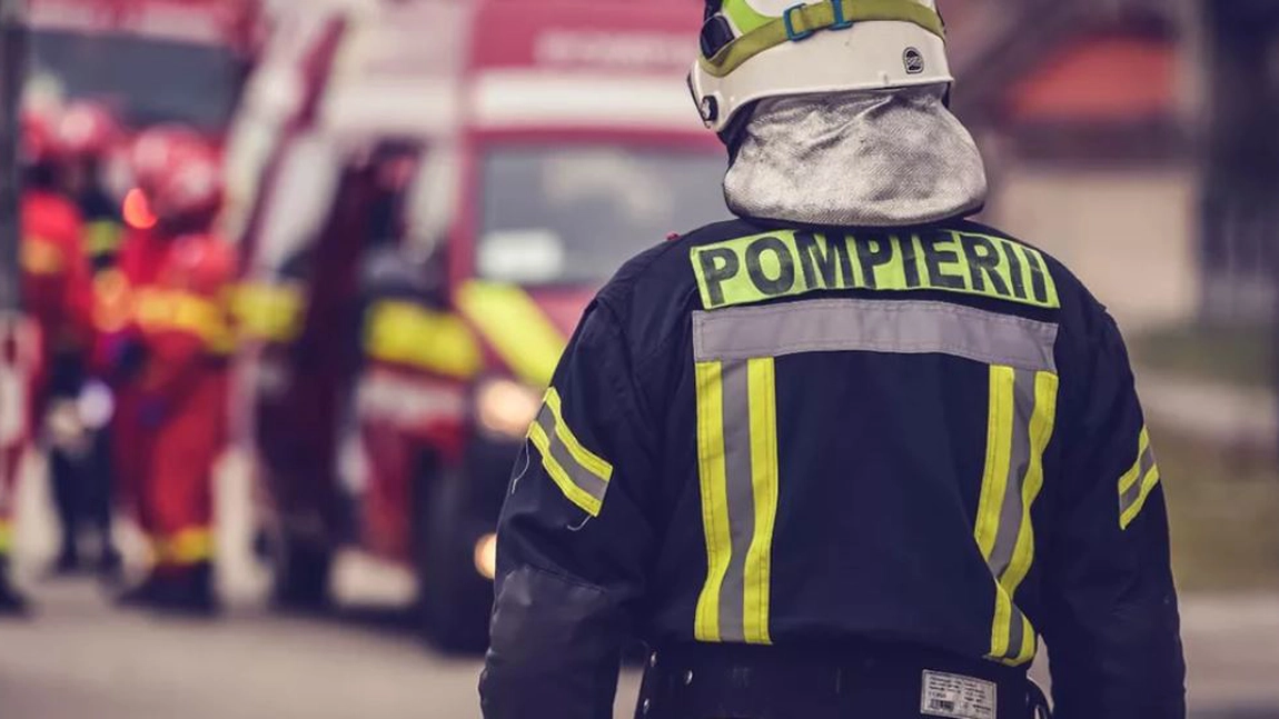 Panică într-un bloc din Pașcani! Pompierii luptă cu flăcările la etajul 3 - UPDATE