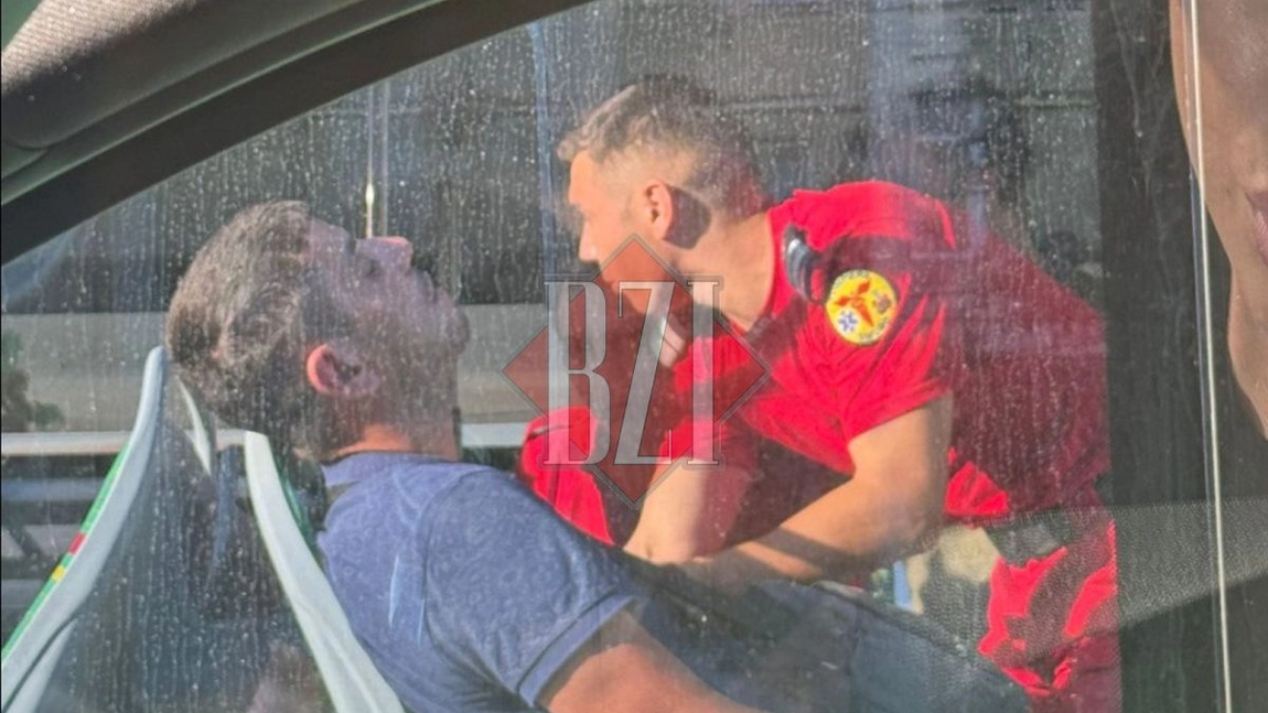 Pasager din autobuz transportat de urgență la spital de echipajele SMURD și poliție la fața locului