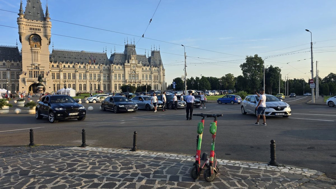 Imaginile care au scandalizat Iașul! Ce au vrut să facă tinerii care au blocat tramvaiul cu mașinile, în fața Palatului Culturii