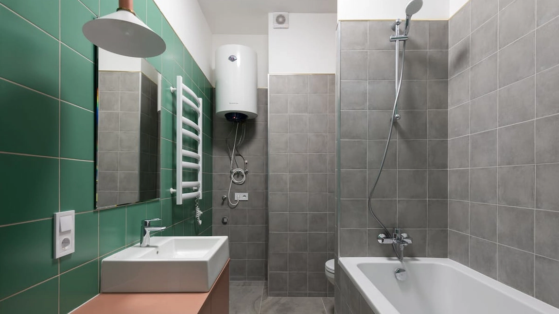 Cum să alegi un boiler potrivit pentru băi mici și spații restrânse?