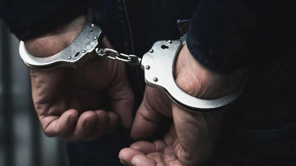 Ce se întâmplă când lovești un polițist cu capul? Un ieșean scapă cu o pedeapsă simbolică după un gest impulsiv!