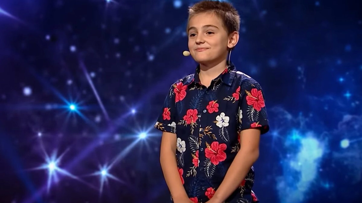 Tatăl micului geniu din Iași, care a rămas fără mamă la 3 ani, nu reușește să-i cumpere rechizite și haine pentru școală! Karlos are 12 ani și este olimpic