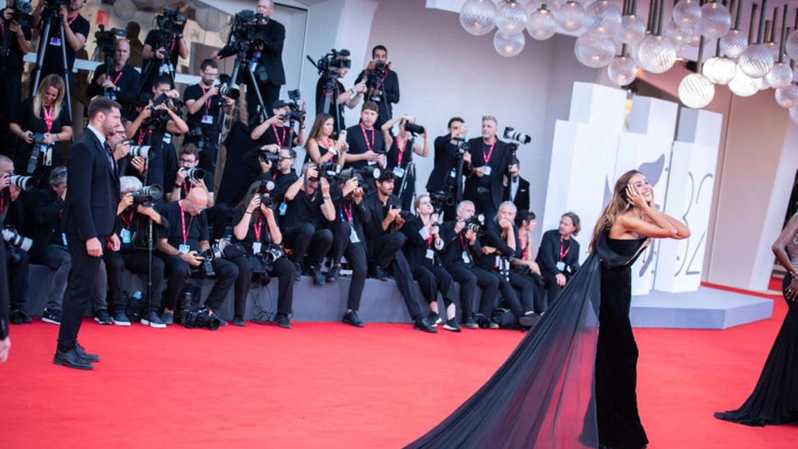 Mădălina Ghenea, strălucire regală pe covorul roșu al Festivalului de Film de la Veneția 2025, într-o rochie cu detalii aurii fabuloase