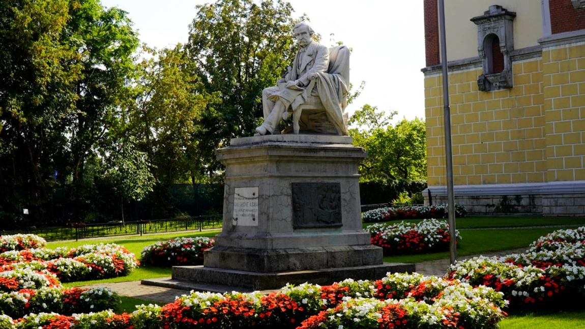 Știai acest secret din centrul Iașului? Iată ce poate să conțină statuia lui Gheorghe Asachi în interiorul său